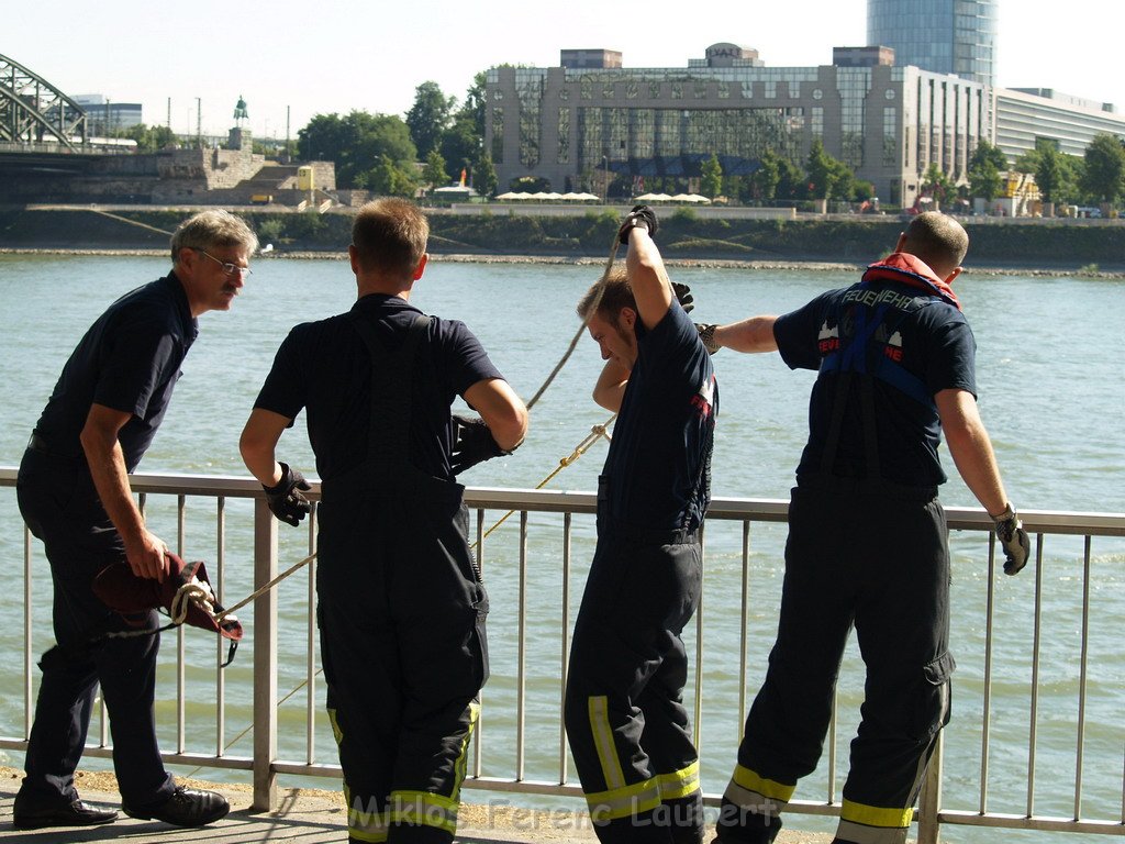 Uebung BF Koeln Person im Rhein Koelner Altstadt    P078.JPG